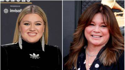 Kelly Clarkson Defended Valerie Bertinelli From a Fatphotic Troll - www.glamour.com