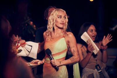 Miley Cyrus Celebrates ‘Flowers’ Hitting No. 1 On Pop Radio With Bikini Pic - etcanada.com