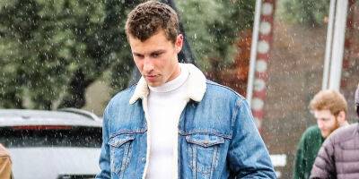 Shawn Mendes Joins His Pals For Some Shopping In The Rain - www.justjared.com - Los Angeles