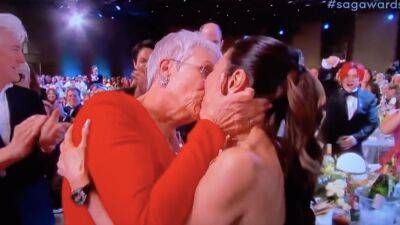 Jamie Lee Curtis Reacts to Kissing Michelle Yeoh After SAG Awards Win (Exclusive) - www.etonline.com - Los Angeles