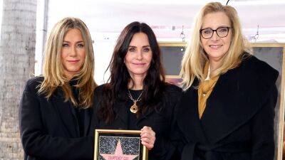 Jennifer Aniston and Lisa Kudrow Deliver Emotional Tribute at Courteney Cox's Hollywood Walk of Fame Ceremony - www.etonline.com - Los Angeles