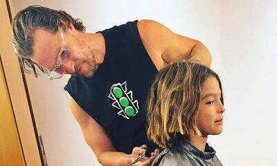 Matthew McConaughey plays barber and gives his son Livingston a haircut - us.hola.com
