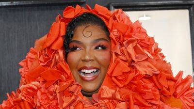 Lizzo Was a Literal Bouquet of Roses at the Grammys—See Pics - www.glamour.com - county Wright
