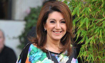 Jane McDonald sends fans wild in ultra-skinny jeans and glamorous sunglasses for exciting new update - hellomagazine.com