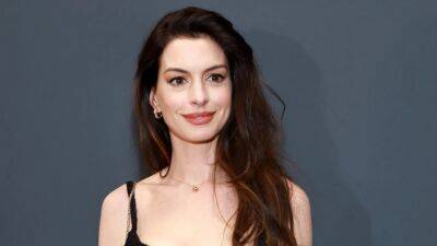 Anne Hathaway Wore ‘Alien Nails’ to the Versace Runway Show - www.glamour.com - France
