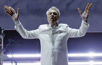 Watch David Byrne perform with hot dog fingers at Oscars 2023 - www.nme.com