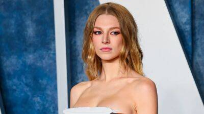 Hunter Schafer Wore a Single Feather as a Top at the Vanity Fair Oscar Party - www.glamour.com