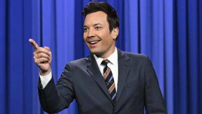 Jimmy Fallon Surprises St. Patrick's Day Crowd at New York Bar, Performs and Pours Shots: Watch - www.etonline.com - New York - Ireland
