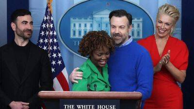 Jason Sudeikis and 'Ted Lasso' Cast Visit the White House to Address Mental Health: Watch - www.etonline.com - Columbia