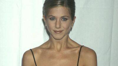 Jennifer Aniston’s Favorite ’90s Staple Is Still Serving Her Well - www.glamour.com