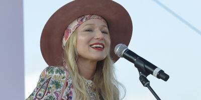 Jewel Says Her Mom Stole Hundreds of Millions of Dollars From Her - www.justjared.com