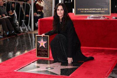 Courteney Cox Returns To Clean Her Hollywood Walk Of Fame Star – We Expected Nothing Less From Monica - etcanada.com - Los Angeles - Hollywood