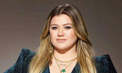 Kelly Clarkson sparks major fan reaction with cryptic message - hellomagazine.com - USA