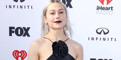 Presenter Phoebe Bridgers Arrives In Classic Black Dress For The 2023 iHeartRadio Music Awards - www.justjared.com - Hollywood