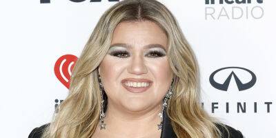 Kelly Clarkson Turns Heads at iHeartRadio Music Awards After Announcing New Album - www.justjared.com - Hollywood - Las Vegas