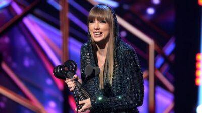 Watch Taylor Swift's Accept iHeartRadio Innovator Award From Phoebe Bridgers - www.etonline.com - Los Angeles