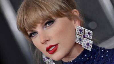 I Can't Stop Staring at Taylor Swift's Smoky Gray Manicure and Matching Eye Shadow—Photos - www.glamour.com - Poland