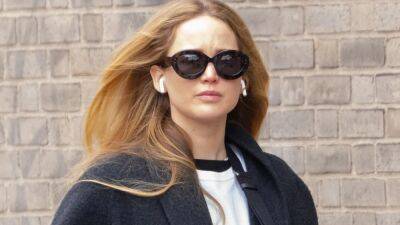 Jennifer Lawrence Updated the New York Uniform With the Perfect Luxe Accessory - www.glamour.com - New York