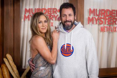 Jennifer Aniston Roasts Adam Sandler For Wearing A Sweatshirt To ‘Murder Mystery 2’ Premiere (Exclusive) - etcanada.com - Italy - city Sandler