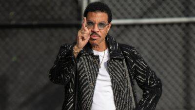 Lionel Richie Says He Can No Longer Go 'All Night Long,' Jokes Sex Is a 'Fierce 15 Minutes' - www.etonline.com - USA - county Bryan - city Perry
