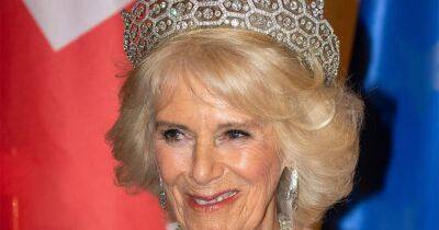 Queen Consort Camilla Beams in Boucheron Honeycomb Tiara at State Banquet in Germany, Honors Queen Elizabeth II With Jewels - www.usmagazine.com - Germany - Berlin