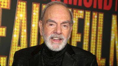 Neil Diamond Only Recently Accepted His Parkinson's Diagnosis After Five Years - www.etonline.com
