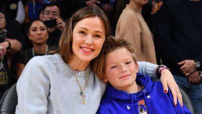 Jennifer Garner Takes Her and Ben Affleck's Son Samuel to L.A. Lakers Game in Rare Public Appearance - www.etonline.com - Los Angeles