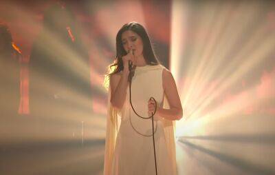 Watch Weyes Blood perform haunting ‘God Turn Me Into a Flower’ on ‘Colbert’ - www.nme.com - Britain - France - Germany