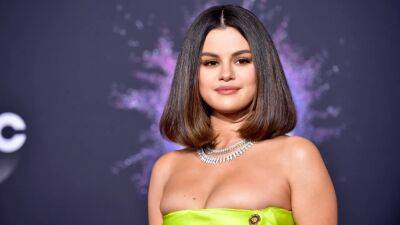 Selena Gomez Wore the Most Unique Yellow Manicure — See the Photos - www.glamour.com - Poland