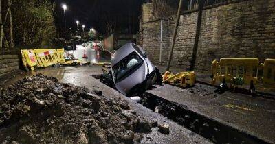 Driver ends up stuck in hole after ploughing through roadwork barriers - www.manchestereveningnews.co.uk - Manchester