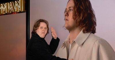 Lewis Capaldi compares his parents to Simon Cowell after critiques of his music - www.dailyrecord.co.uk