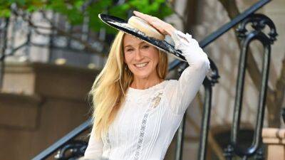 Sarah Jessica Parker Seals Filming Season 2 of 'And Just Like That' With a Kiss - www.etonline.com