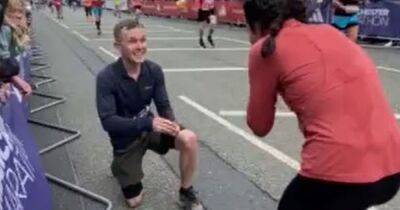 Heartwarming moment man proposes to girlfriend before they cross finish line together at Manchester marathon - www.manchestereveningnews.co.uk - Manchester