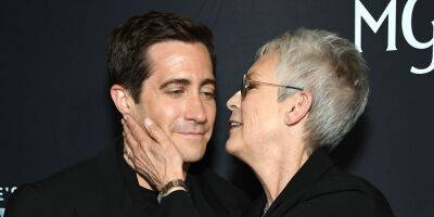 Jamie Lee Curtis is a Proud Godmother at Jake Gyllenhaal's 'The Covenant' Premiere - www.justjared.com - Los Angeles