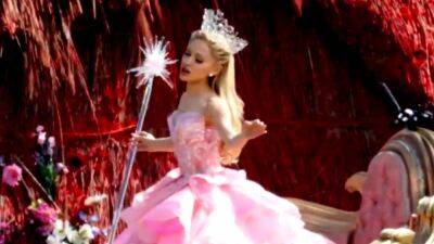 Watch Ariana Grande Sing as Glinda on Set of 'Wicked' - www.etonline.com