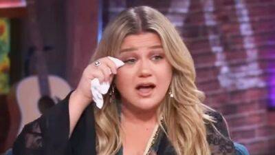 Kelly Clarkson Cries After Touching Message About Daughter's Learning Disability - www.etonline.com