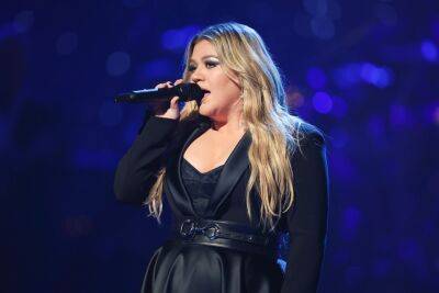 Kelly Clarkson Cries After Touching Message About Daughter’s Learning Disability - etcanada.com