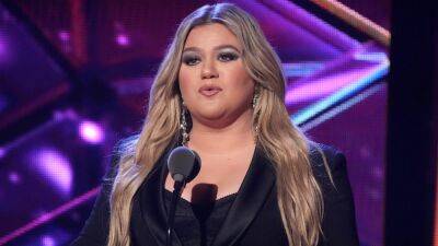 Kelly Clarkson moved to tears after revealing her daughter was bullied - www.foxnews.com - USA