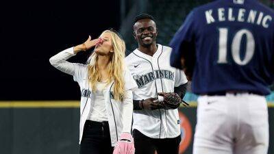 'Love Is Blind' Couple Chelsea and Kwame Throw First Pitch at Seattle Mariners Game - www.etonline.com - city Milwaukee - county Mobile