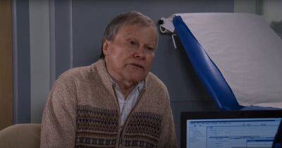 ITV Coronation Street fans say 'don't even think about it' over Roy Cropper health scare - www.manchestereveningnews.co.uk - Manchester