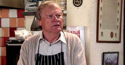 Coronation Street fans fear the worst with Roy 'exit' as he suffers health scare - www.ok.co.uk