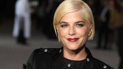 Selma Blair Poses Proudly With Cane for 'British Vogue' Cover: 'It's an Extension of Me' - www.etonline.com - Britain - county Blair