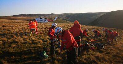 Tragedy as mountain biker dies after falling 90ft in Peak District - www.manchestereveningnews.co.uk - Manchester