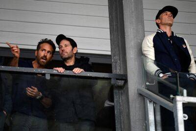 Ryan Reynolds And Rob McElhenney Are In Shock In Emotional Video Shot By Paul Rudd At Wrexham Game - etcanada.com - Britain