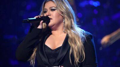 Kelly Clarkson Reveals Her Secret to Not Crying When She Performs - www.etonline.com - county Ross - county Jerome - city Clayton