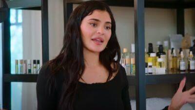 Kylie Jenner Raises Concerns Over Her Family's 'Beauty Standards' in 'The Kardashians' Trailer - www.etonline.com