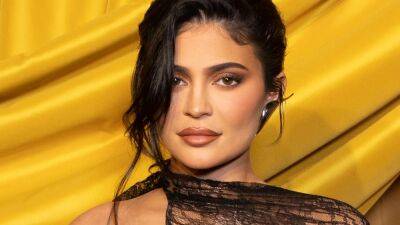 Kylie Jenner Says Her Family Needs to Address the ‘Beauty Standards They’re Setting' in Kardashians Trailer - www.glamour.com