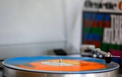 Study finds 50 per cent of vinyl buyers in US don’t have a record player - www.nme.com - Britain - USA