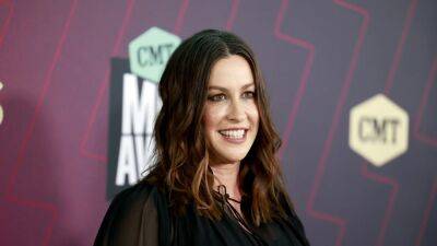 Alanis Morissette Reveals Plan to Ask Shania Twain for a Collab at CMT Music Awards (Exclusive) - www.etonline.com - Nashville