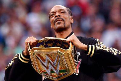 Snoop Dogg Steps In At Last Second During WrestleMania - etcanada.com